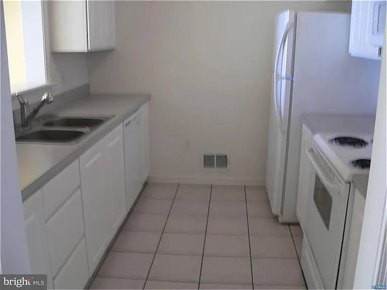 523 Red Bud Ct — Photo 4