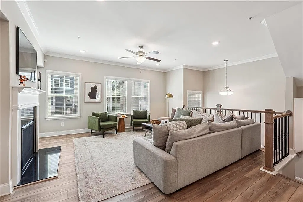 4 bed, 2464 sqft, $3,400 — Photo 2