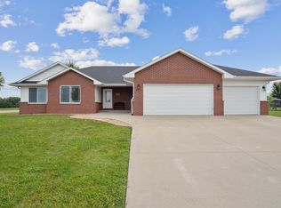 9394 Cashel Dr E, Peosta, IA 52068
