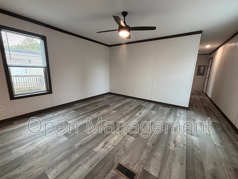 3 bed, 2.0 bath, 1056 sqft, $1,279 — Photo 2