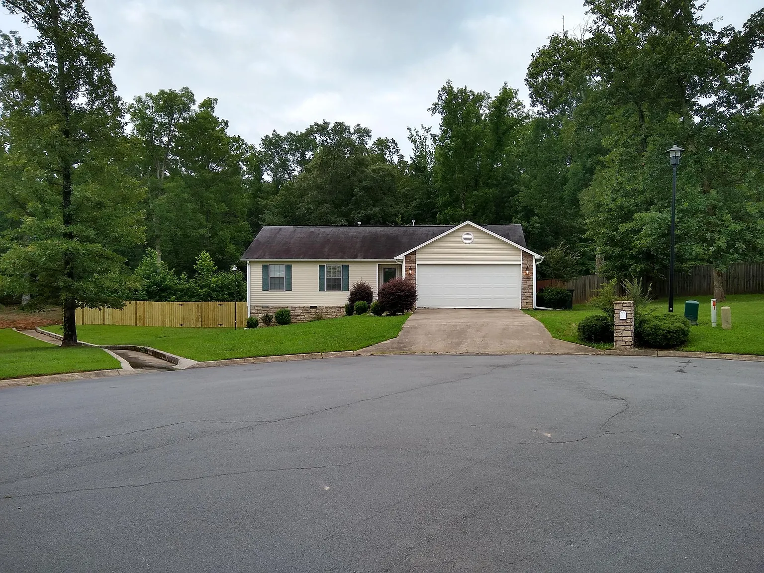401 Hayley Ct — Photo 1