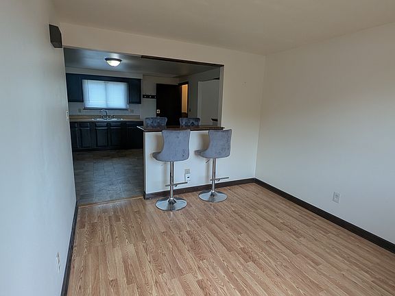 Peninsula/Dining room
