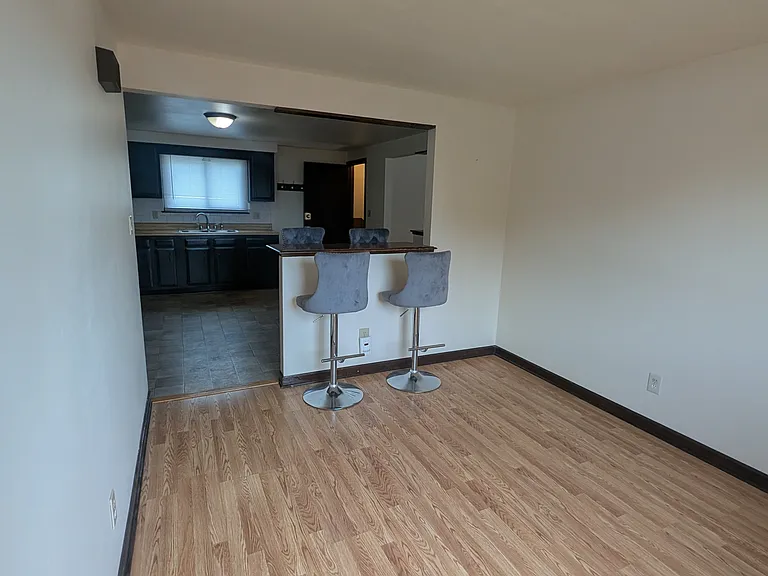 Peninsula/Dining room