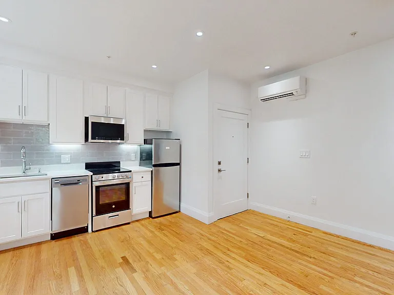 21 Regent Cir #3 — Photo 7