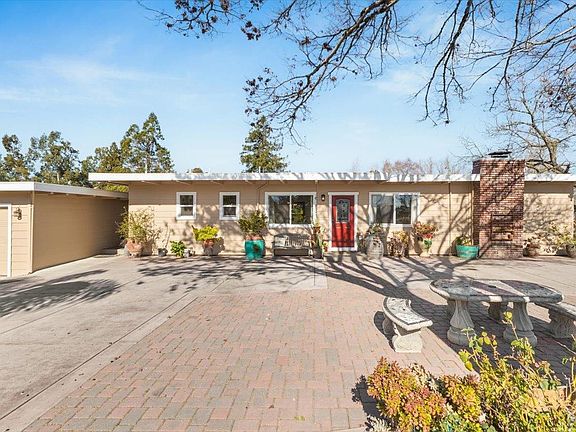 4th image of 215 Fleming Way