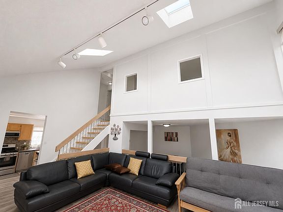 3rd image of 89 Linda Ln