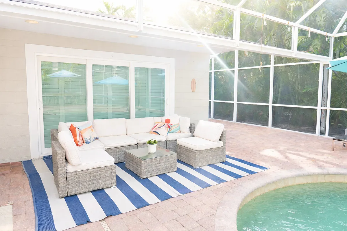 outdoor seating - 2412 Clematis St