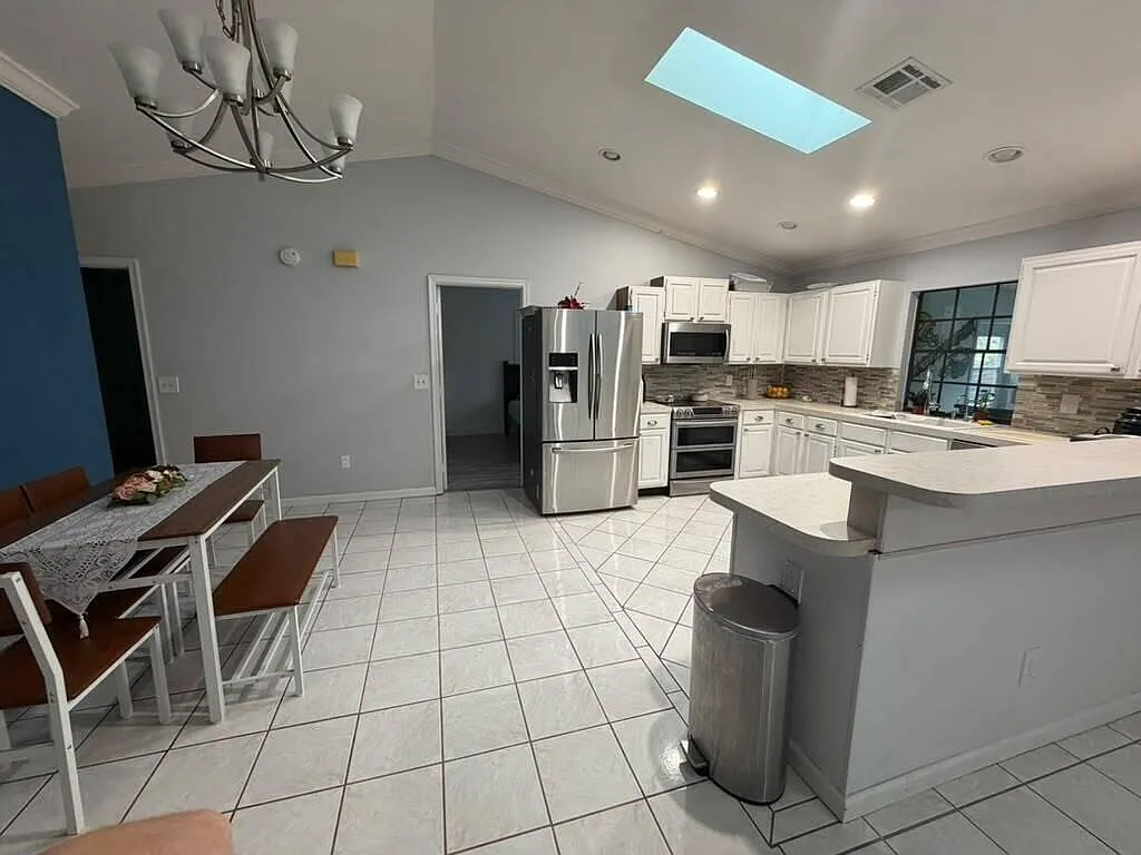 3 bed, 2.0 bath, 1673 sqft, $5,000 — Photo 4