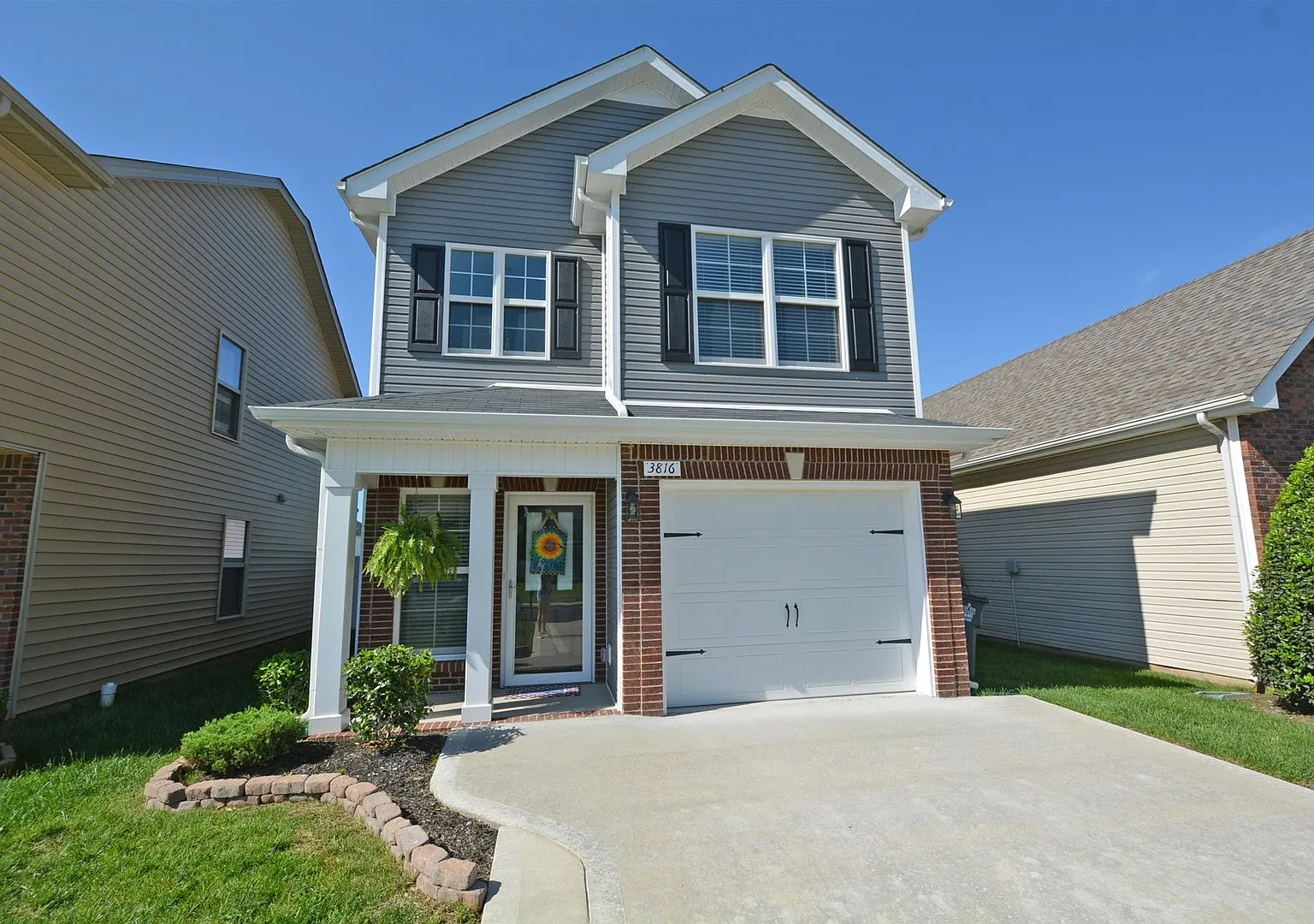 Gorgeous! 3 Bed/2.5 Bath house! Close to I-24! Lawn/Garbage Included! — Photo 1