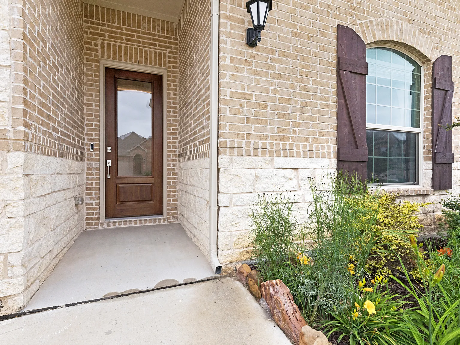 4 bed, 2175 sqft, $2,700 — Photo 2