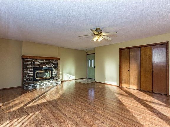 3rd image of 6 Joanie Ln
