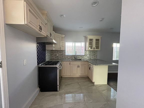4th image of 24134 Vanowen St
