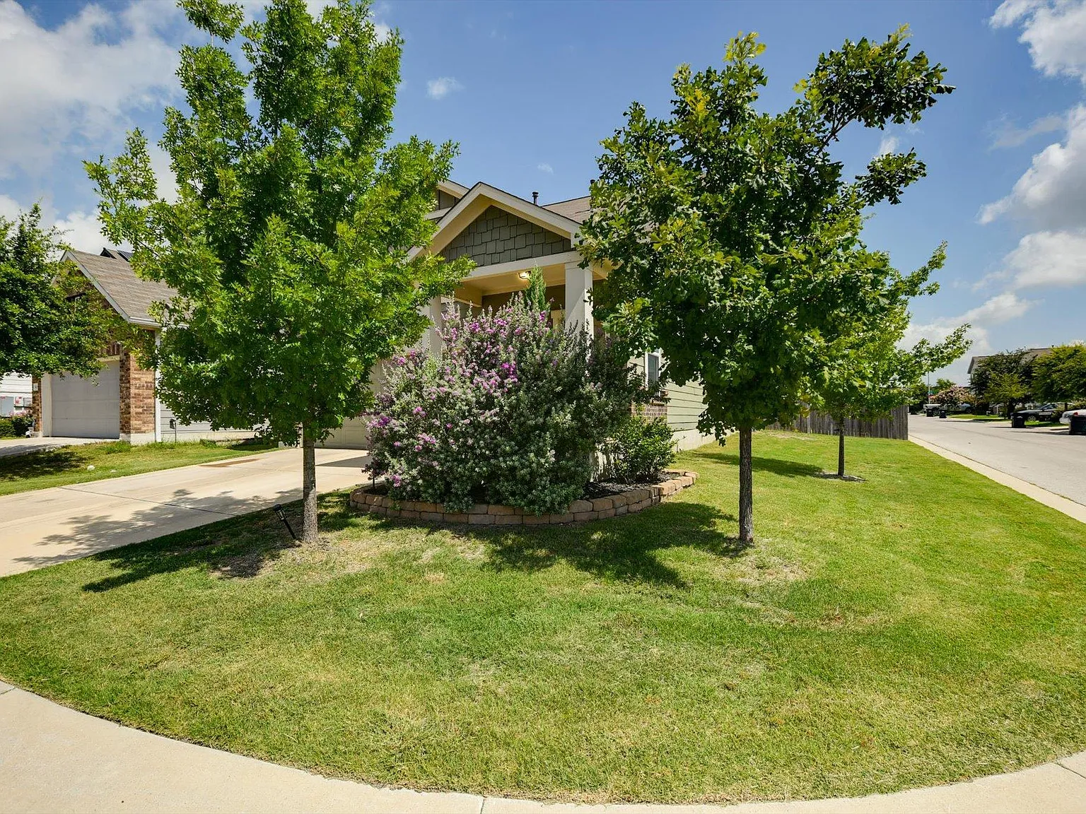 3 bed, 2.5 bath, 2069 sqft, $2,250 — Photo 2