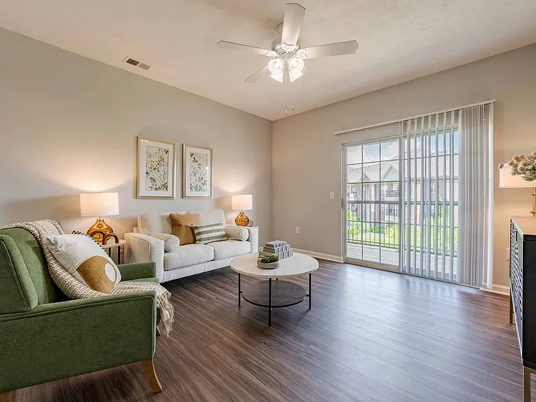 Blankenbaker Crossings Apartment Homes — Photo 4