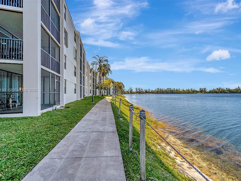 117 Lake Emerald Dr #408 — Photo 40