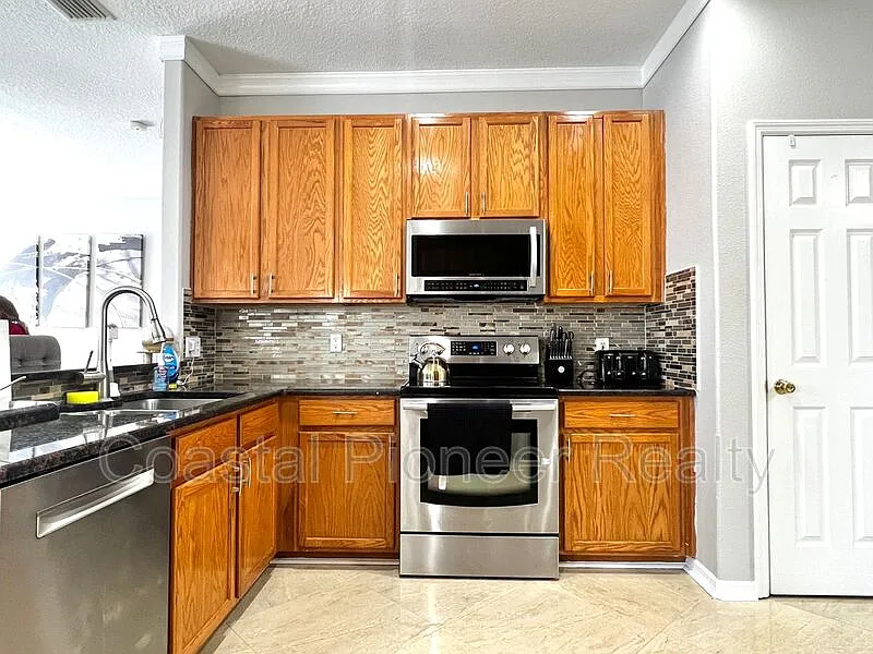 5 bed, 3.0 bath, 2968 sqft, $3,400 — Photo 4