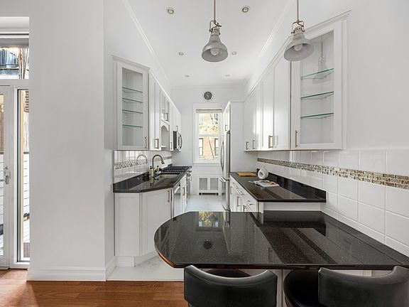 4th image of 219 W 79th St #2/3