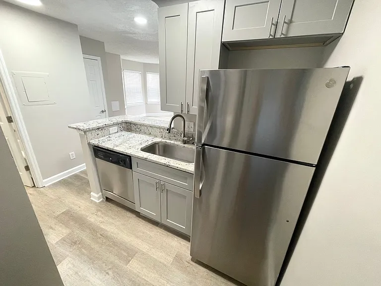 415 W 10th St — Photo 5