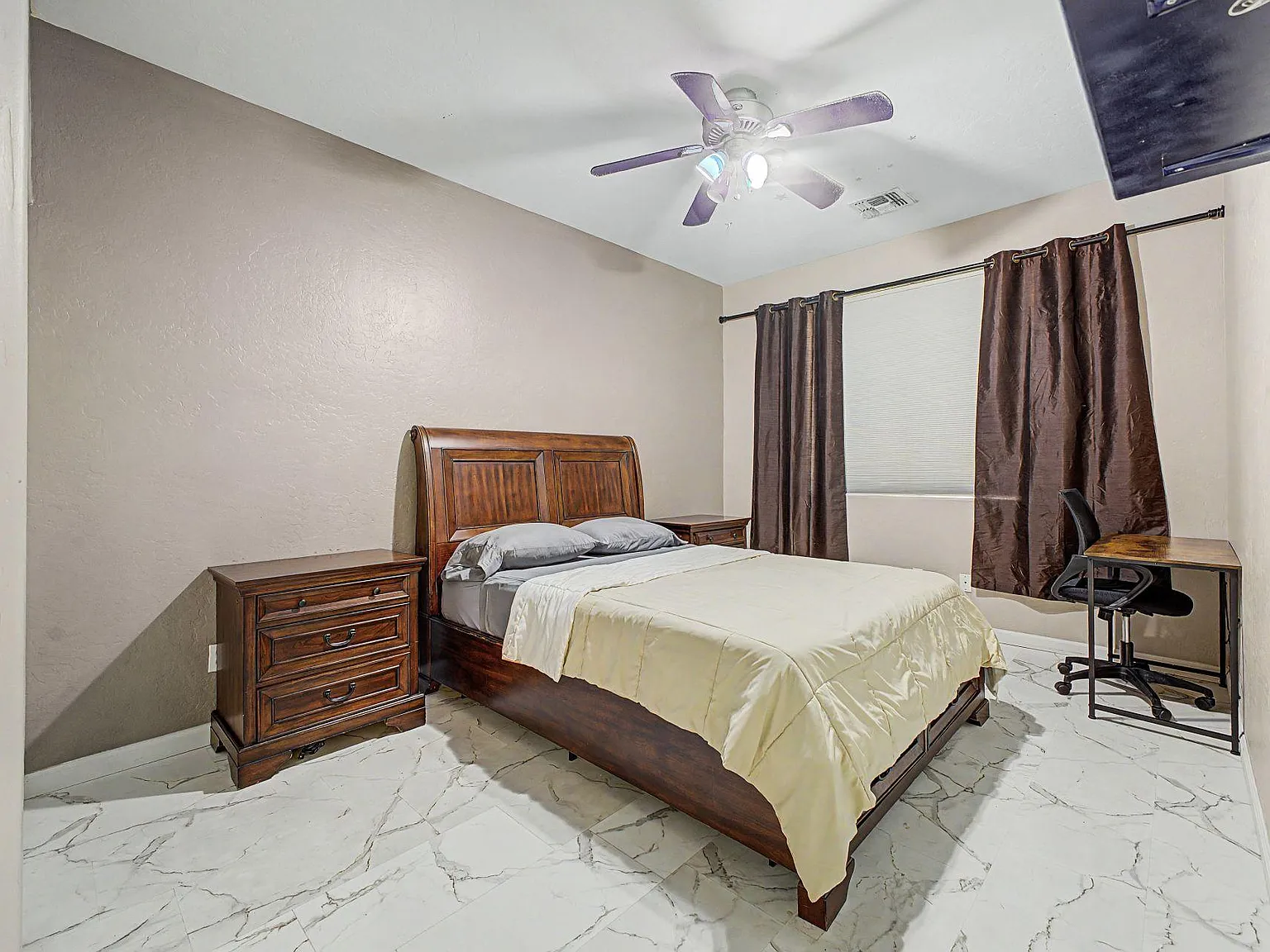 4 bed, 4.0 bath, 4700 sqft, $1,083 — Photo 1