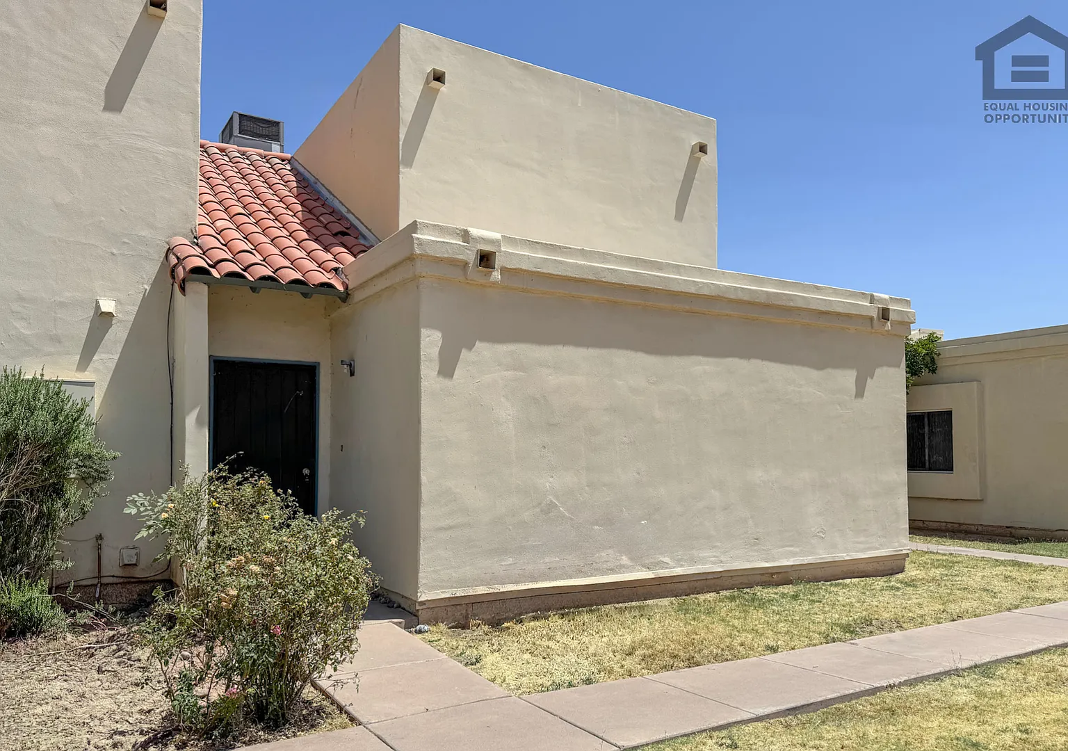 3Bed/2Bath 2-Story Townhouse at N 35th Ave/Northern Ave! Move-In Ready on 09/10/2026! — Photo 2