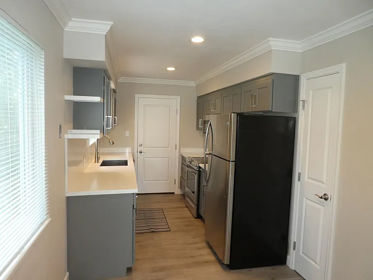 1605 Redwood Ave — Photo 8
