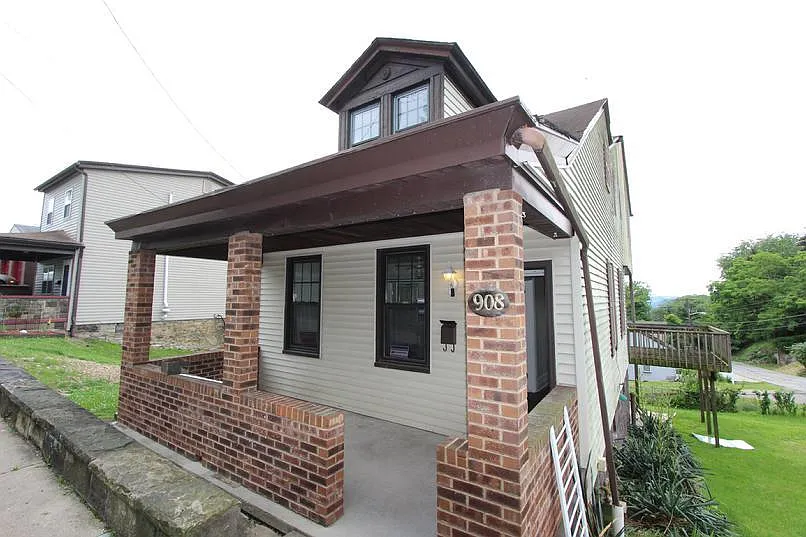 908 Reiss St photo 1