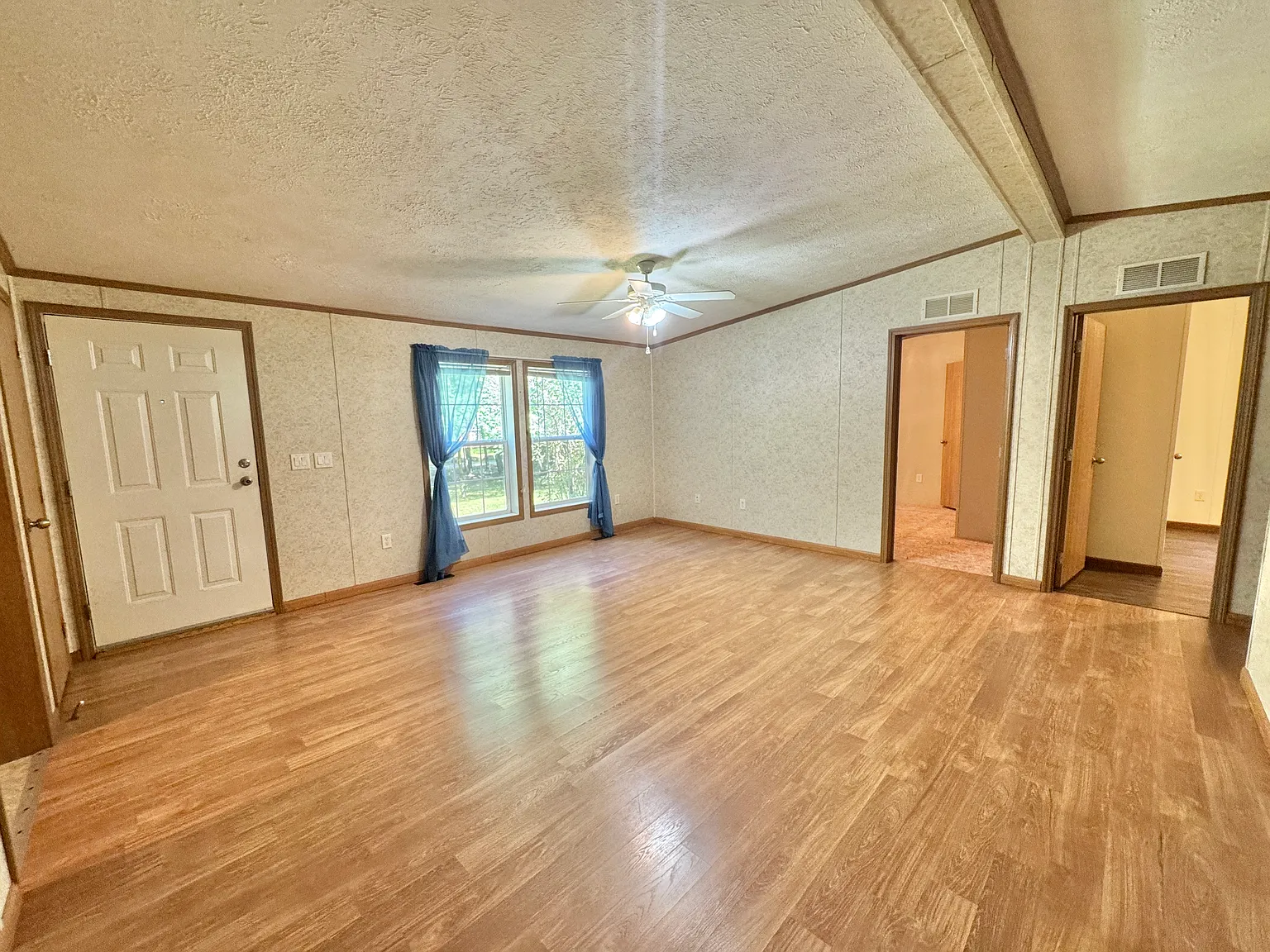 3 bed, 1200 sqft, $1,700 — Photo 2