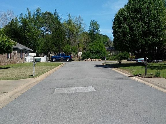 4th image of 102 Wesley Dr