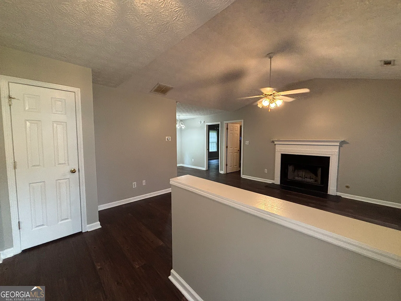 3 bed, 2.0 bath, 1303 sqft, $2,000 — Photo 2