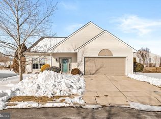 14 Covered Bridge Cir, Columbus, NJ 08022