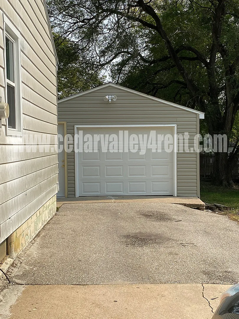 2 Bedroom, 1 Bath Single Family Home 806 Ash St Waterloo, IA — Photo 2