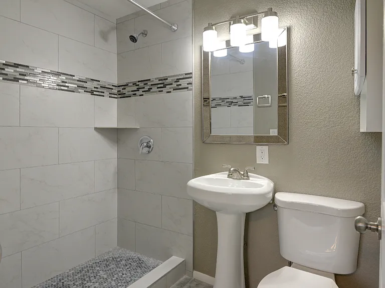 519 W 13th St — Photo 12