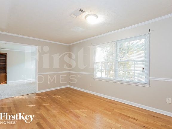 3rd image of 2340 Huntington Dr