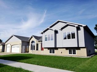 409 21st St SW, Minot, ND 58701