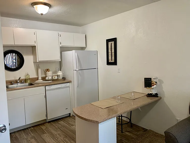 Sunset Vista Apartments — Photo 8