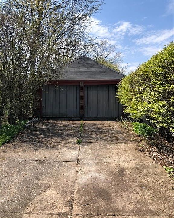 2nd image of 136 Huntley Rd