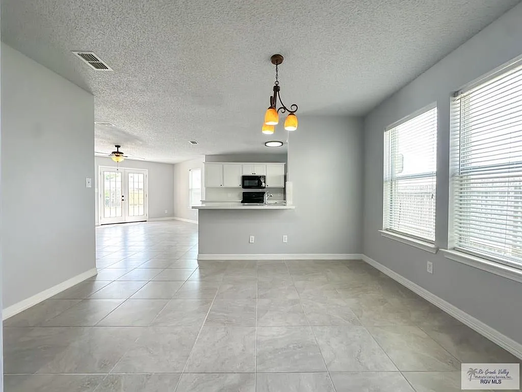 6 bed, 3.0 bath, 2774 sqft, $2,850 — Photo 3