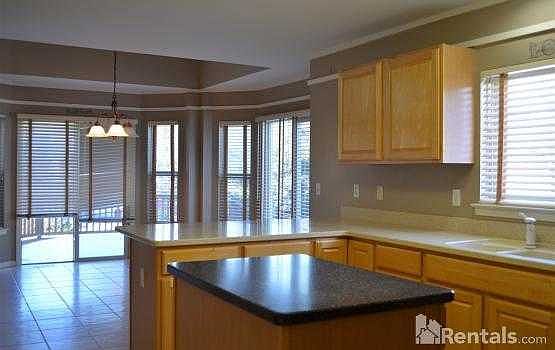 3rd image of 4462 Fairfield Dr