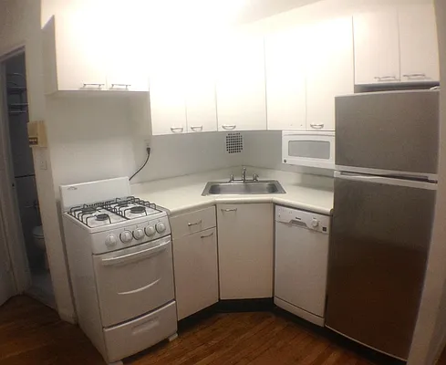 Rented by Salon Realty Corp | media 8