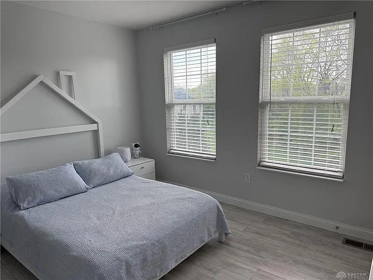 1004 Parklake Row — Photo 8
