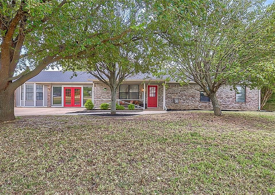 1st image of 215 Overland Dr