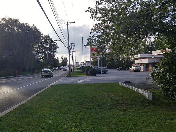 2nd image of 2947 Horseshoe Pike