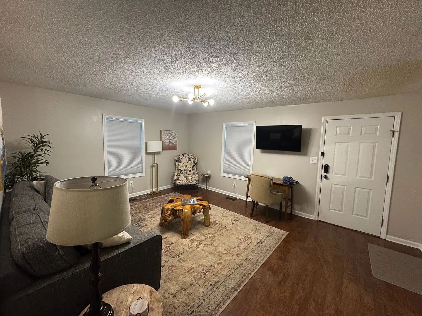 Available to Show - Move In Ready on October 1st — Photo 3