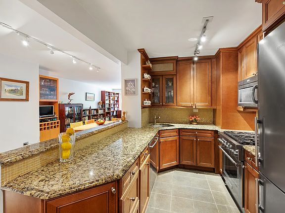3rd image of 101 W 12th St APT 2J