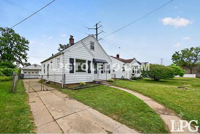 3 bed, 1.0 bath, 1030 sqft, $1,350 — Photo 4
