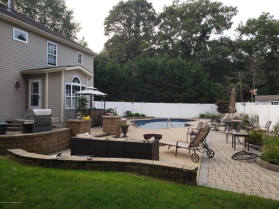3rd image of 161 Harriot Dr