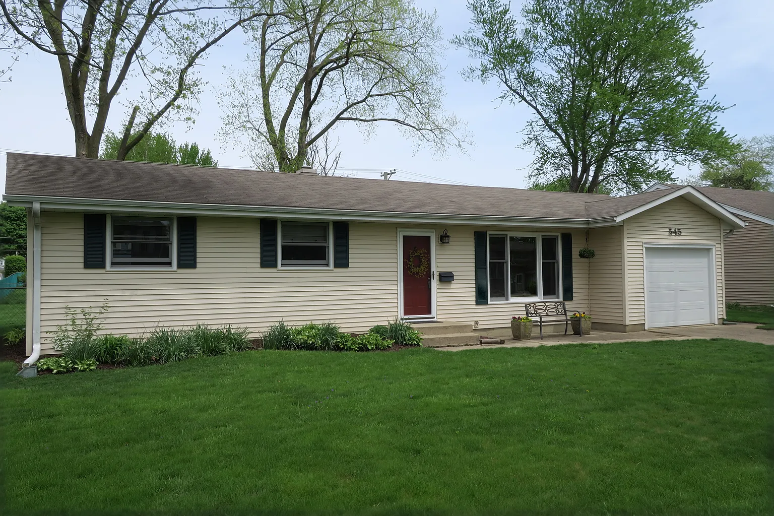 545 Mohican Rd photo 1