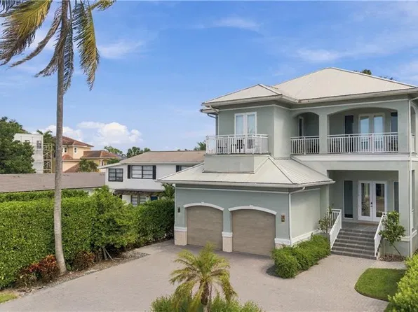 9242 Vanderbilt Dr, Naples, FL 34108