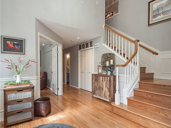 Grand 2-story entry, freshly refinished hardwood floors