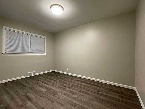 4th image of 23101 Sussex Ave